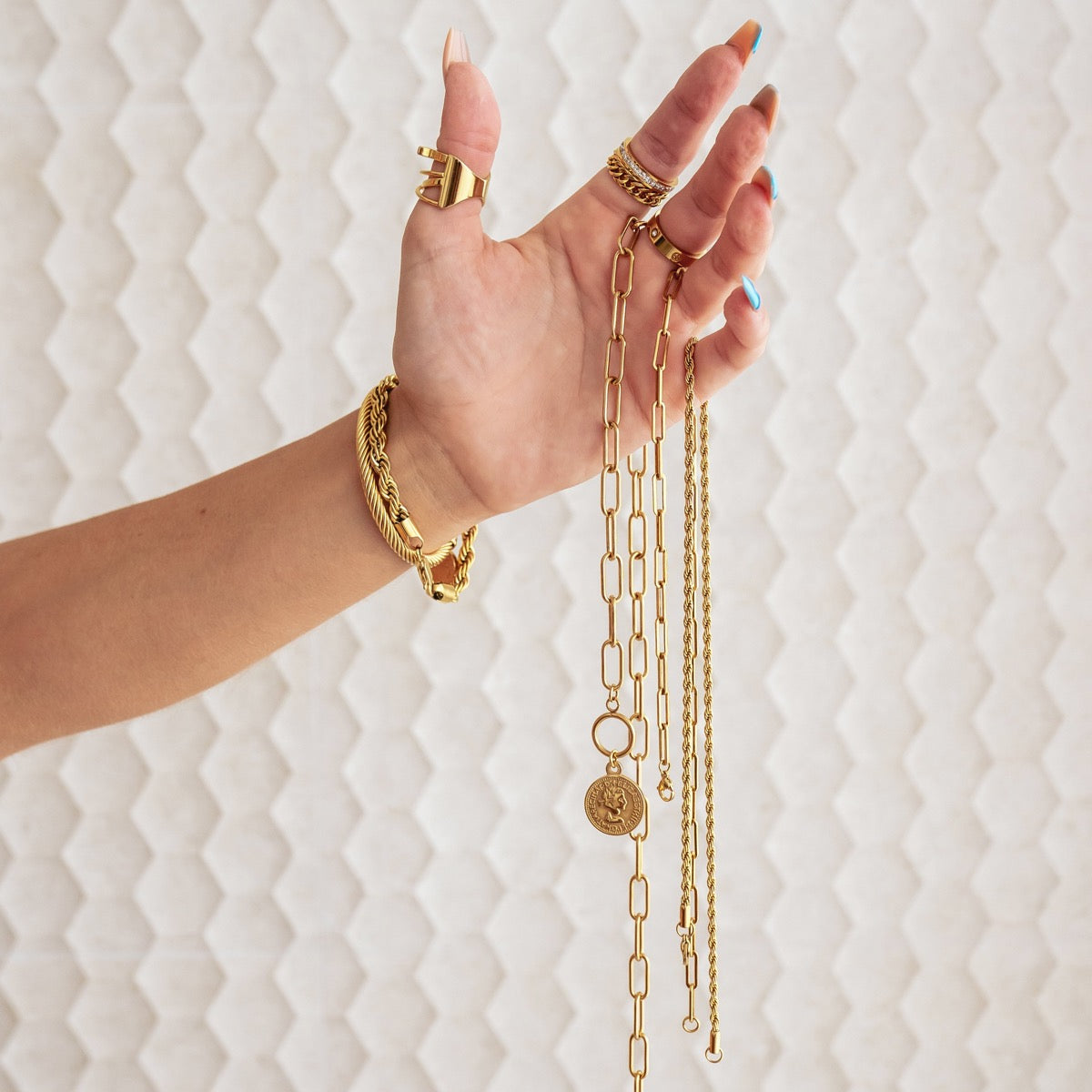 Nahaufnahme der 10 Cent Toggle Halskette Gold