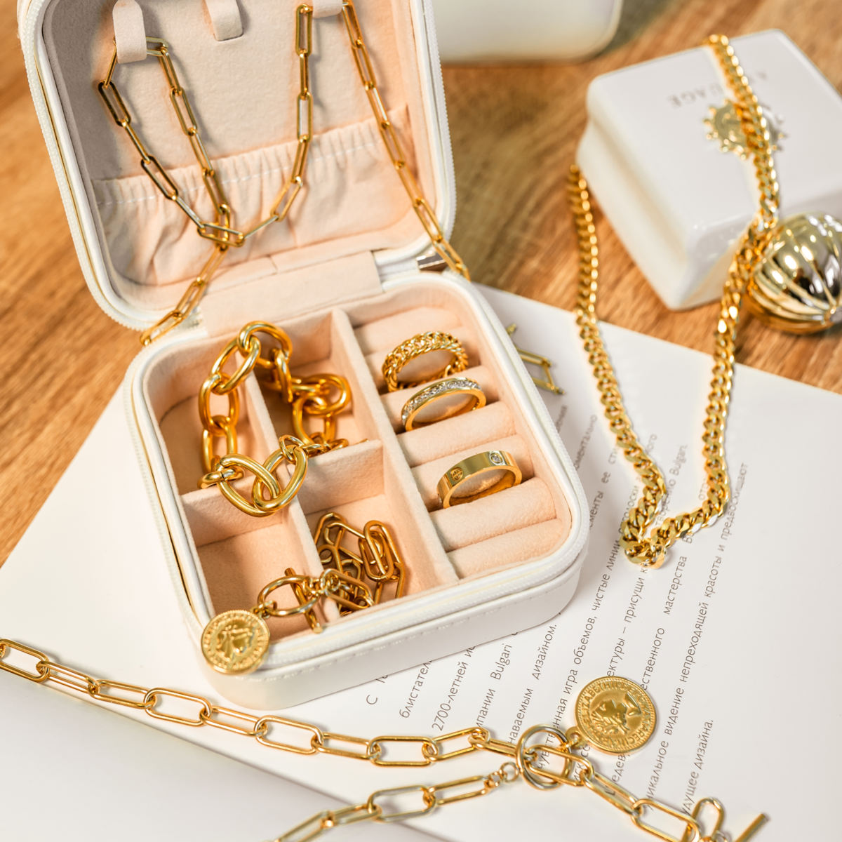 Detailaufnahme der 10 Cent Toggle Halskette Gold