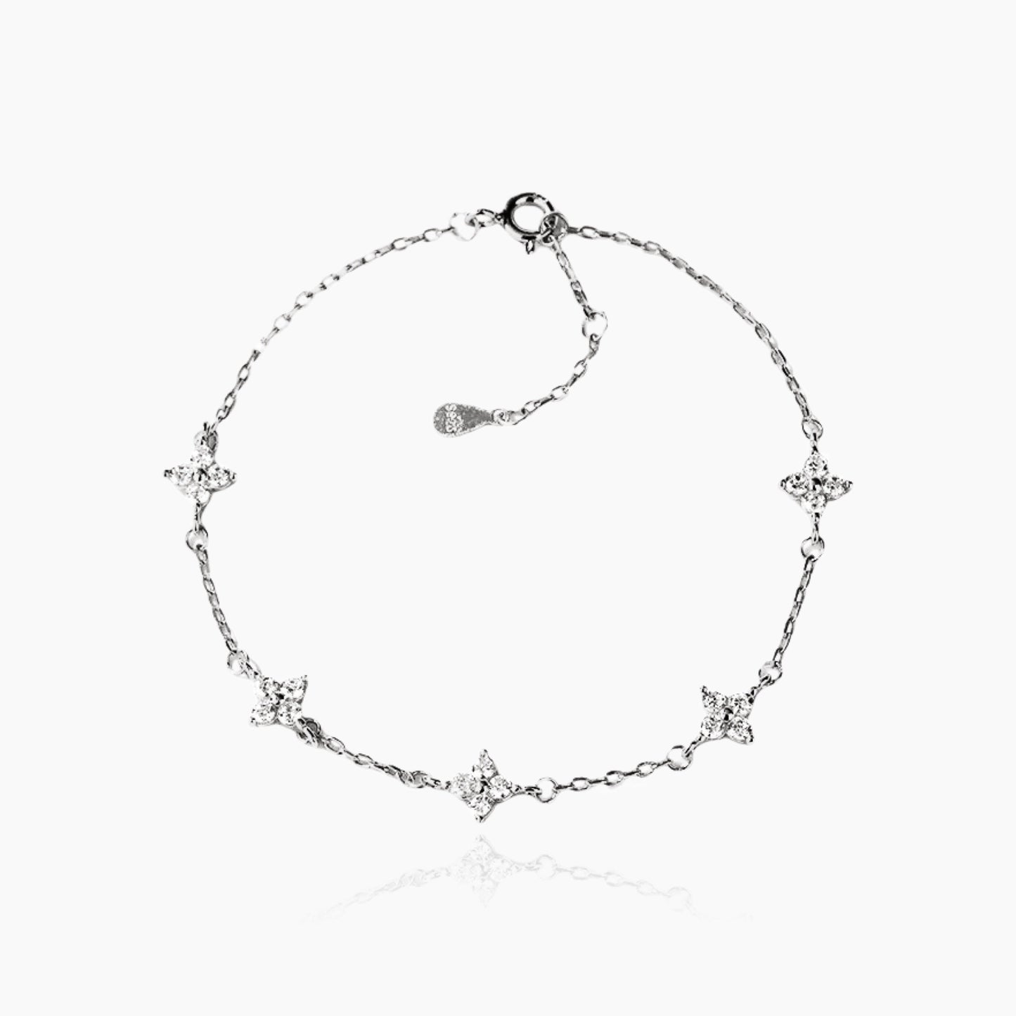 Side view of clover bracelet in 925 silver