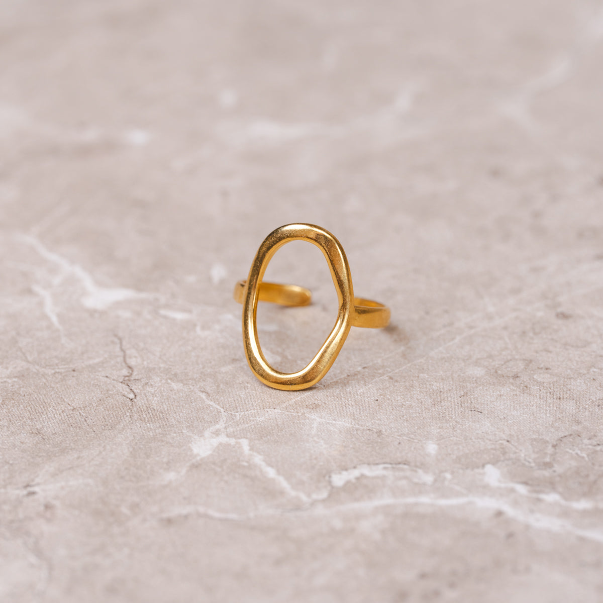 Seitliche Ansicht des Abstraktes Oval Rings Gold