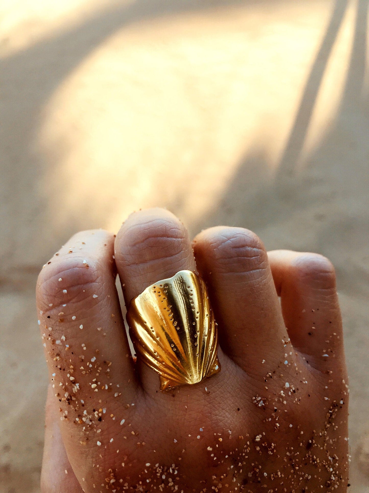 Adjustable golden beach ring with summer vibe