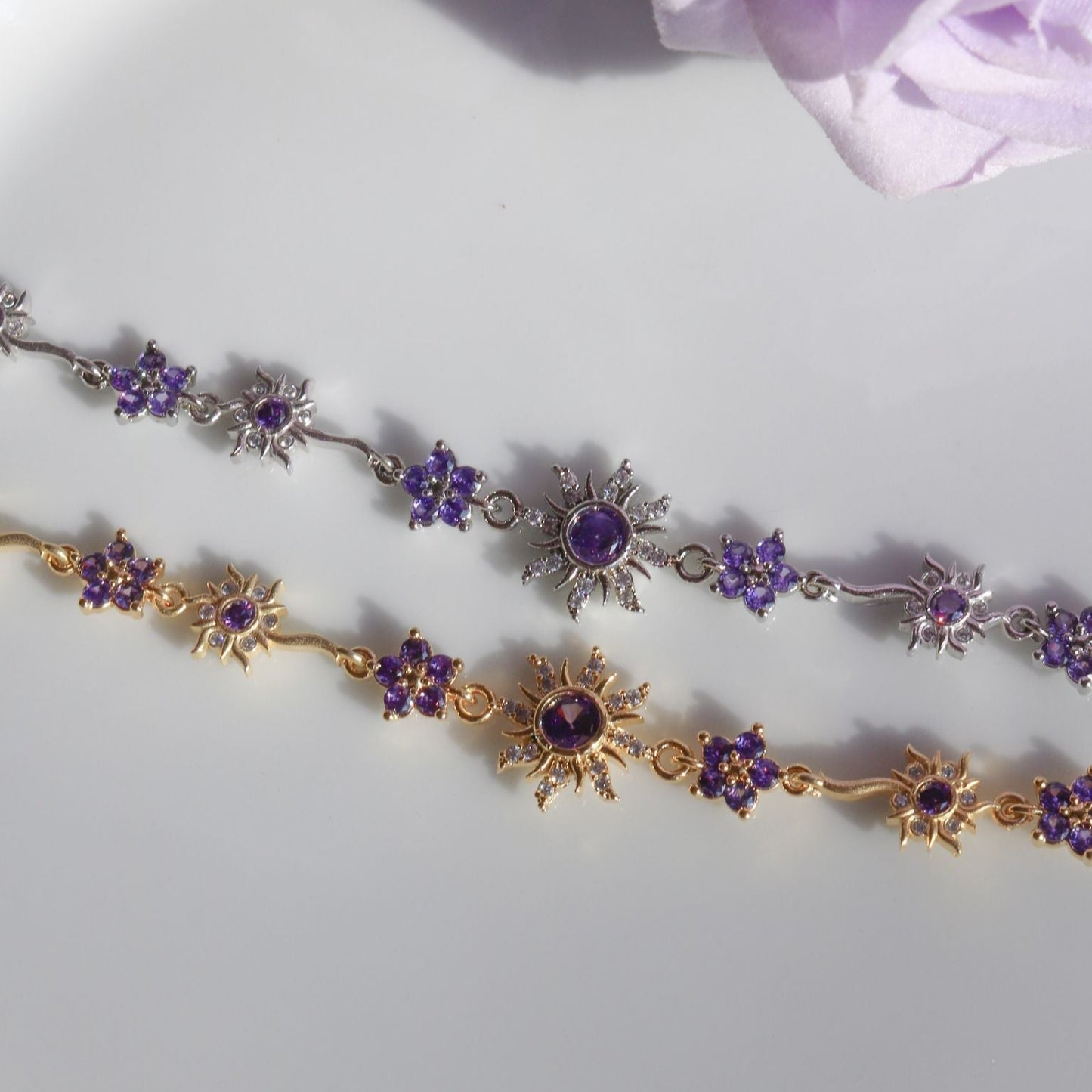 Adjustable bracelet with zirconia and sun flower design