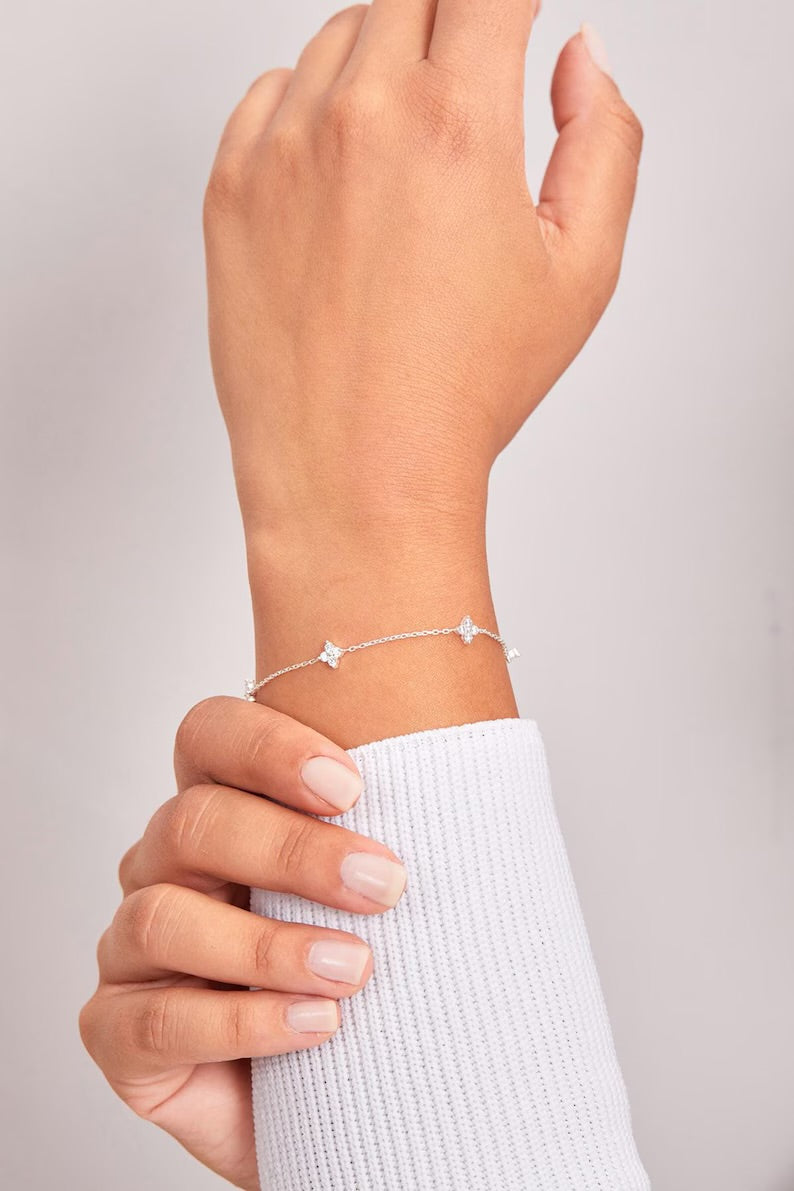 Adjustable clover bracelet with extender chain
