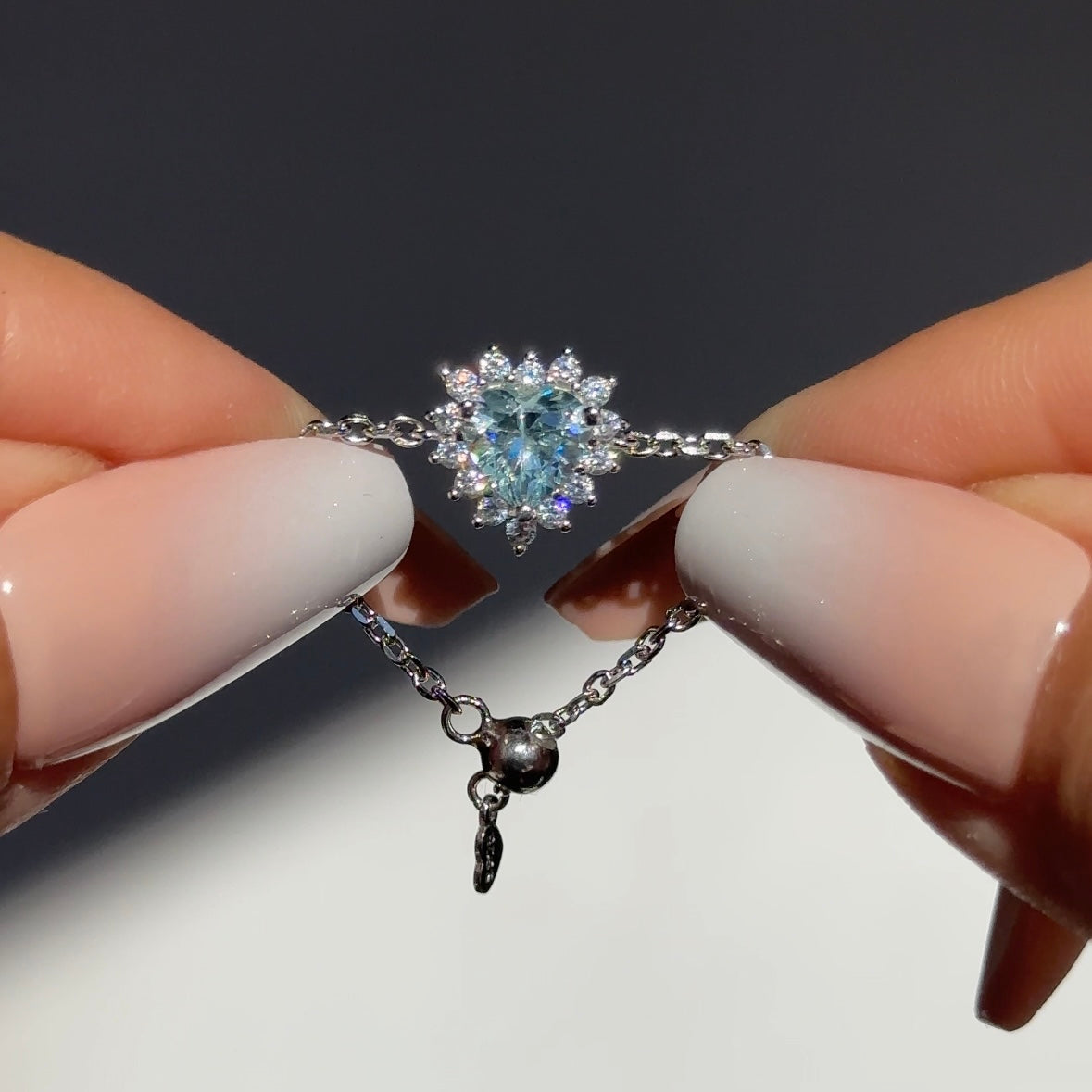 Adjustable Queen of Hearts chain ring with blue heart in rhodium