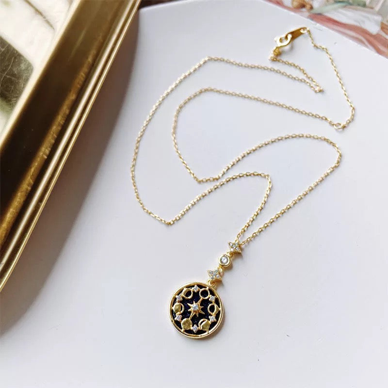 Adjustable chain and clasp of the sandstone moon necklace