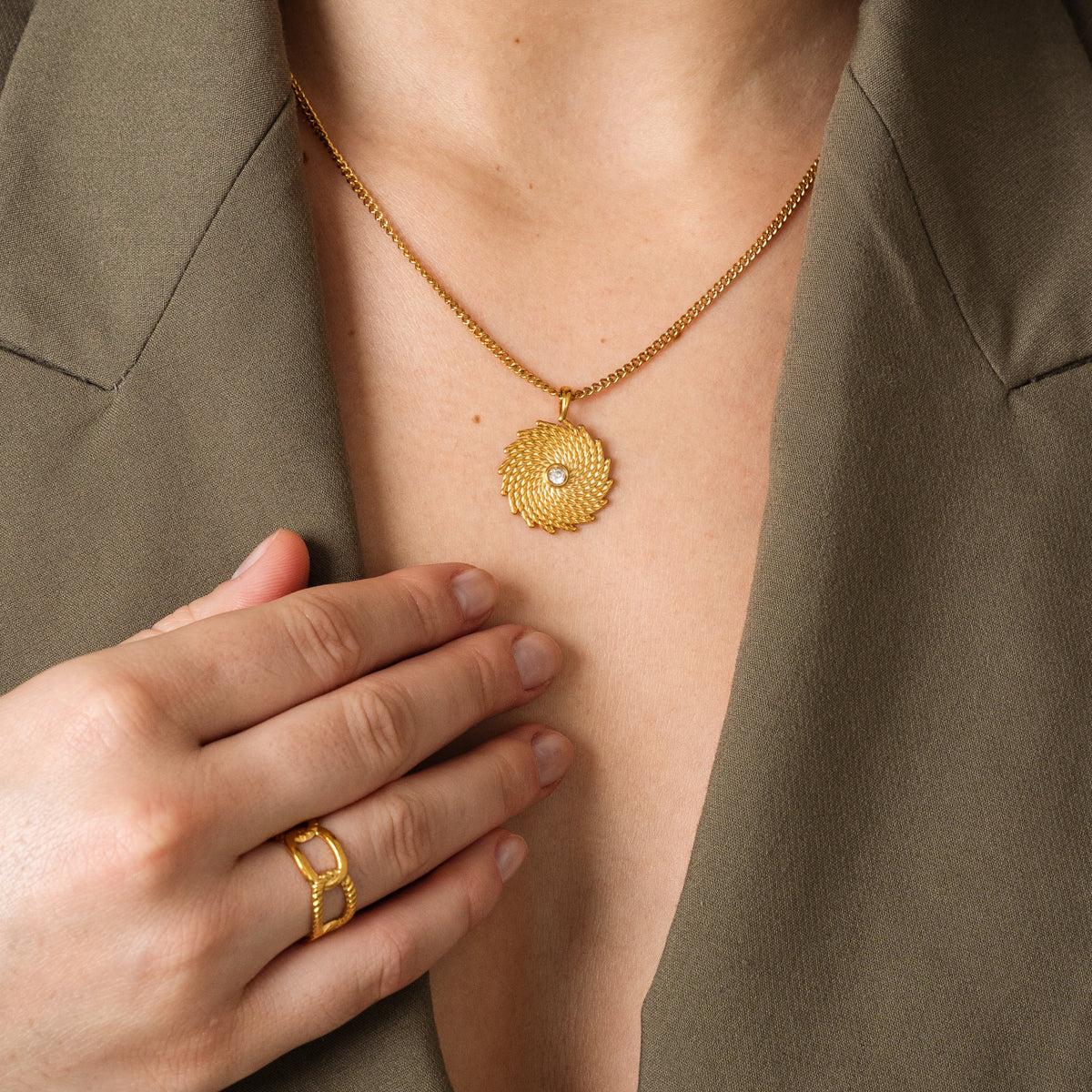 Albany Pendant Halskette Gold am Hals getragen