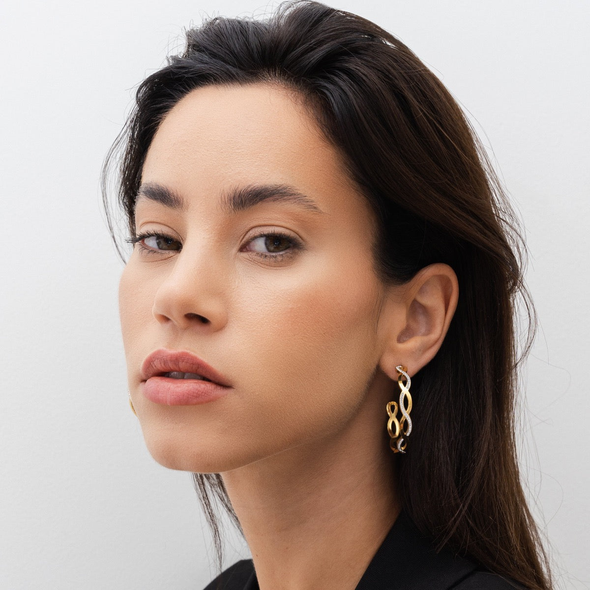 Detailaufnahme der Amelia Interlace Creolen Gold
