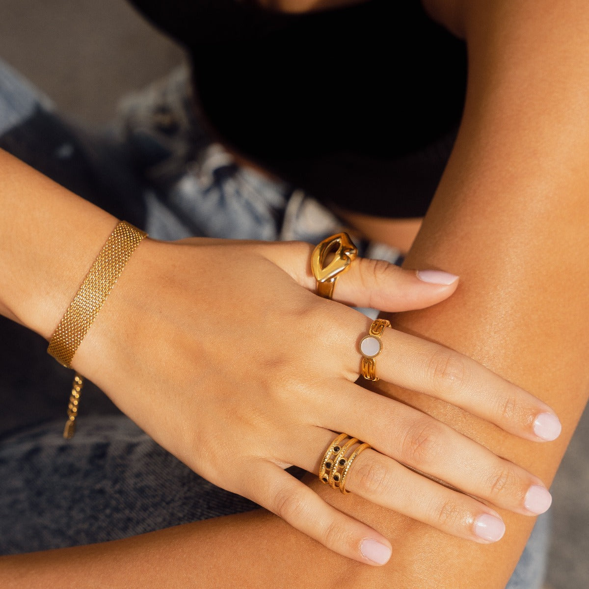 Anthea Ring Gold an der Hand getragen