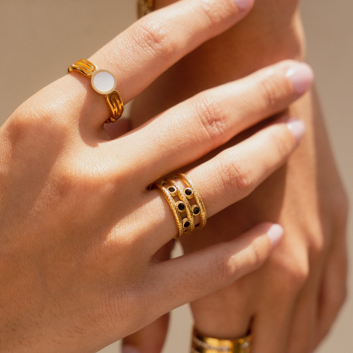 Seitliche Ansicht des Anthea Rings Gold