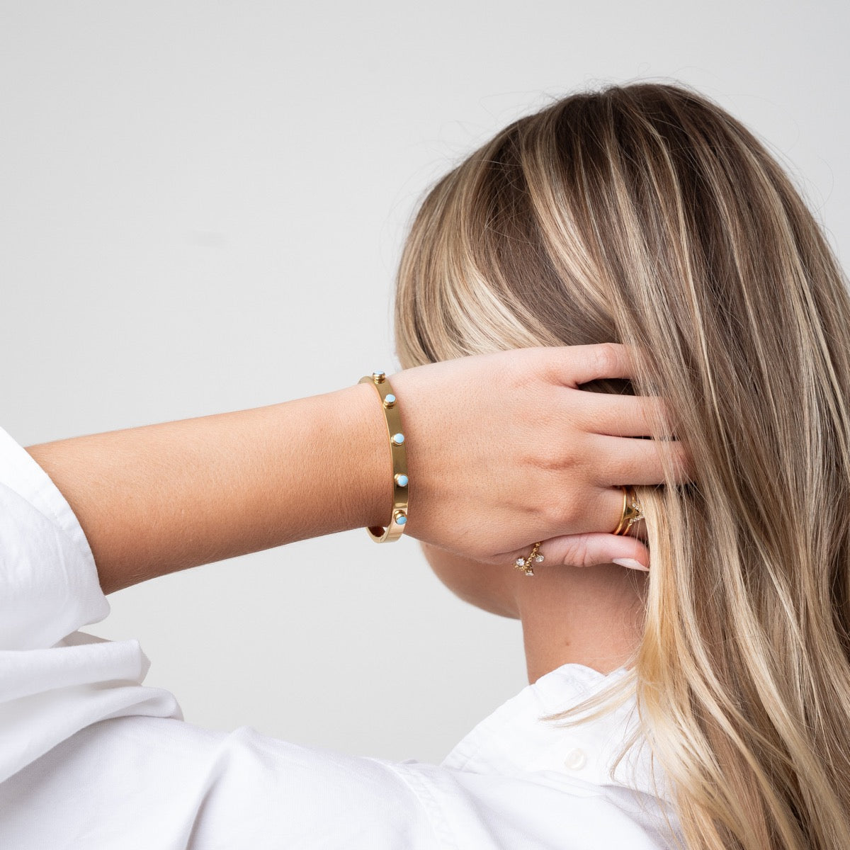 Detailaufnahme des Aqua Stein Armreifs Gold
