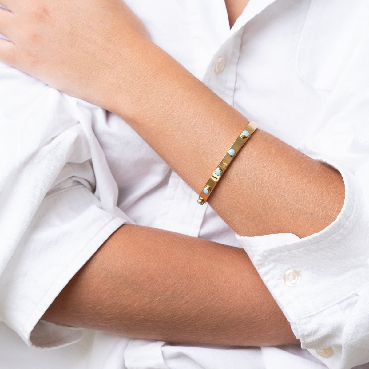Seitliche Ansicht des Aqua Stein Armreifs Gold