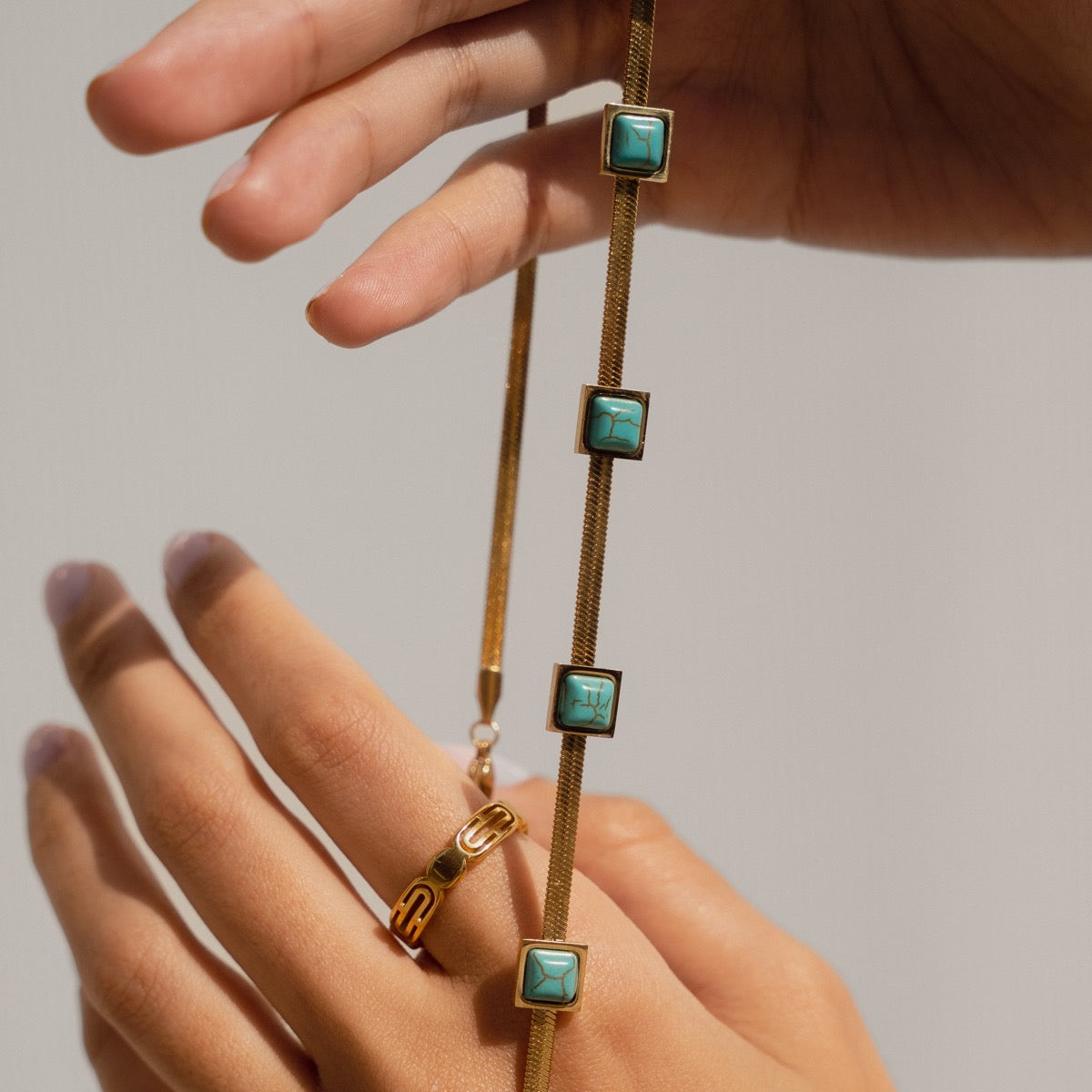 Detailaufnahme der Aqua Stone Snake Chain Halskette Gold