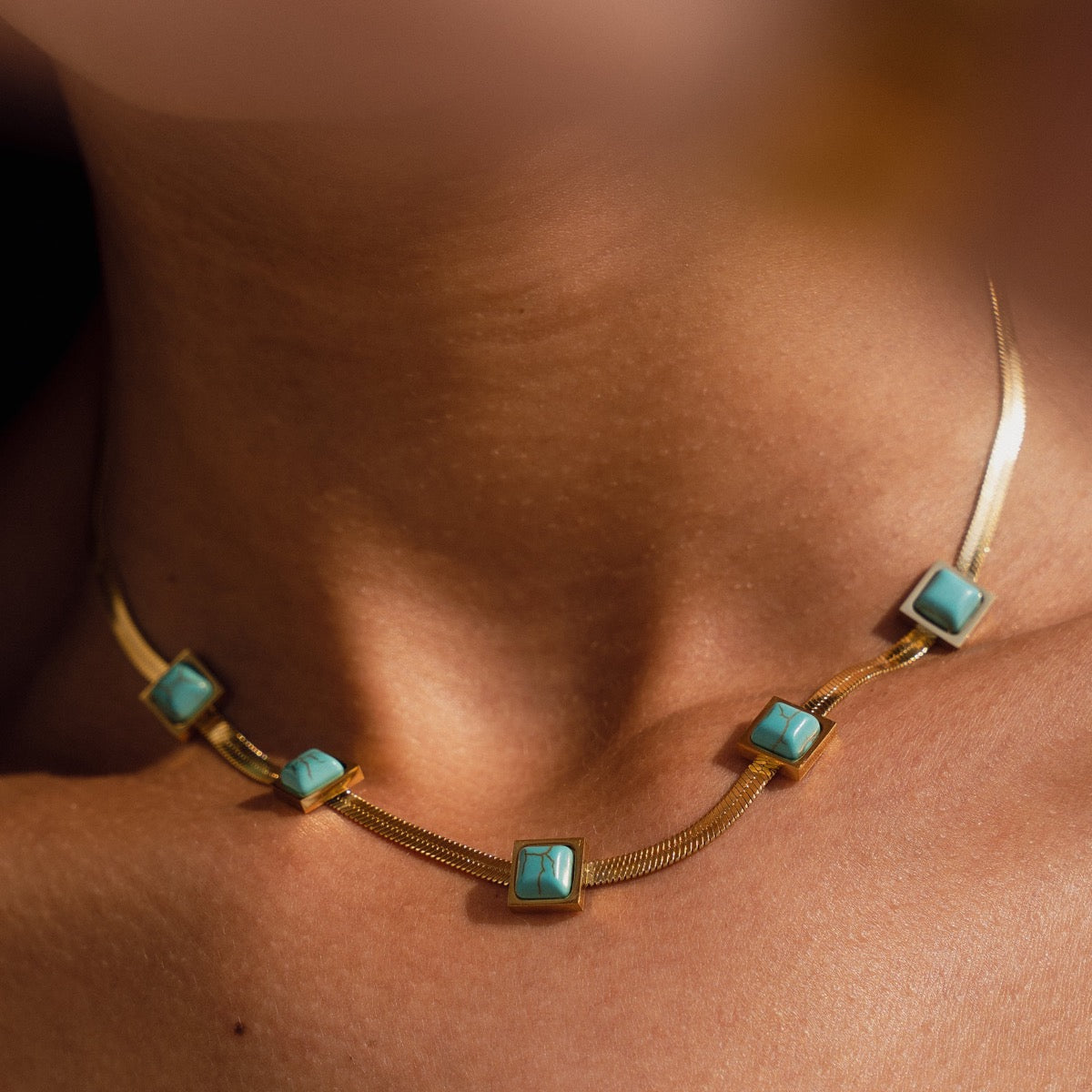 Aqua Stone Snake Chain Halskette Gold am Hals getragen
