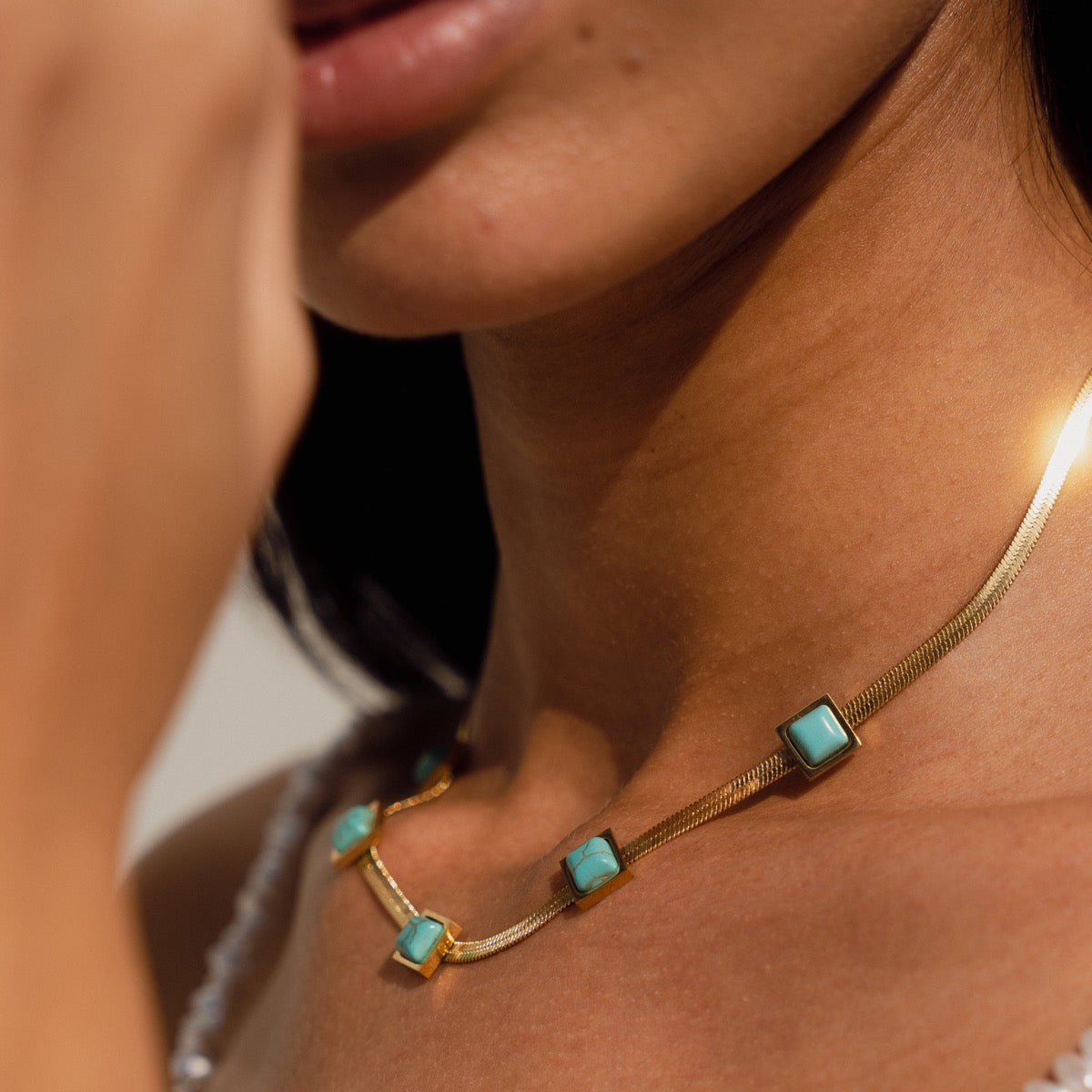 Seitliche Ansicht der Aqua Stone Snake Chain Halskette Gold