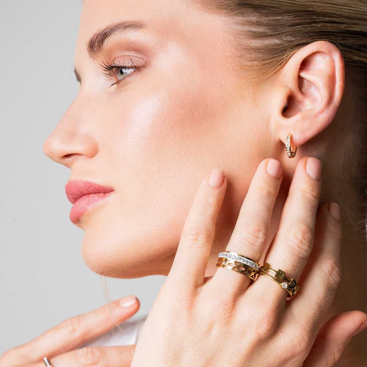 Detailaufnahme der Arielle Stein Creolen Gold