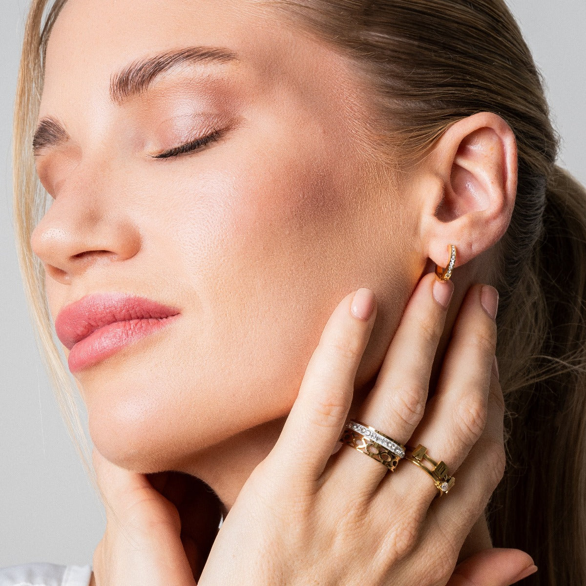 Arielle Stein Creolen Gold in Geschenkbox