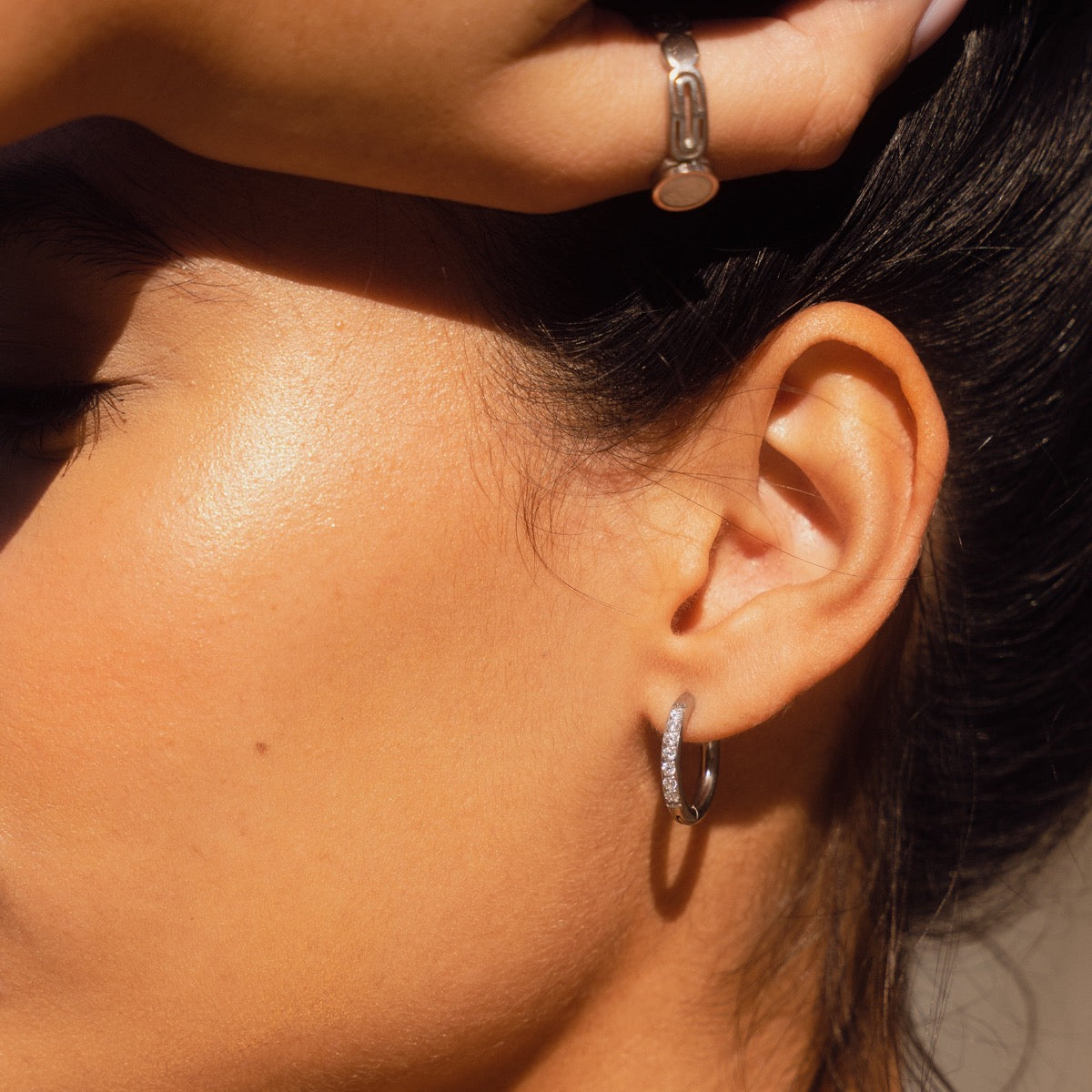 Detailaufnahme der Arielle Stein Creolen Silber