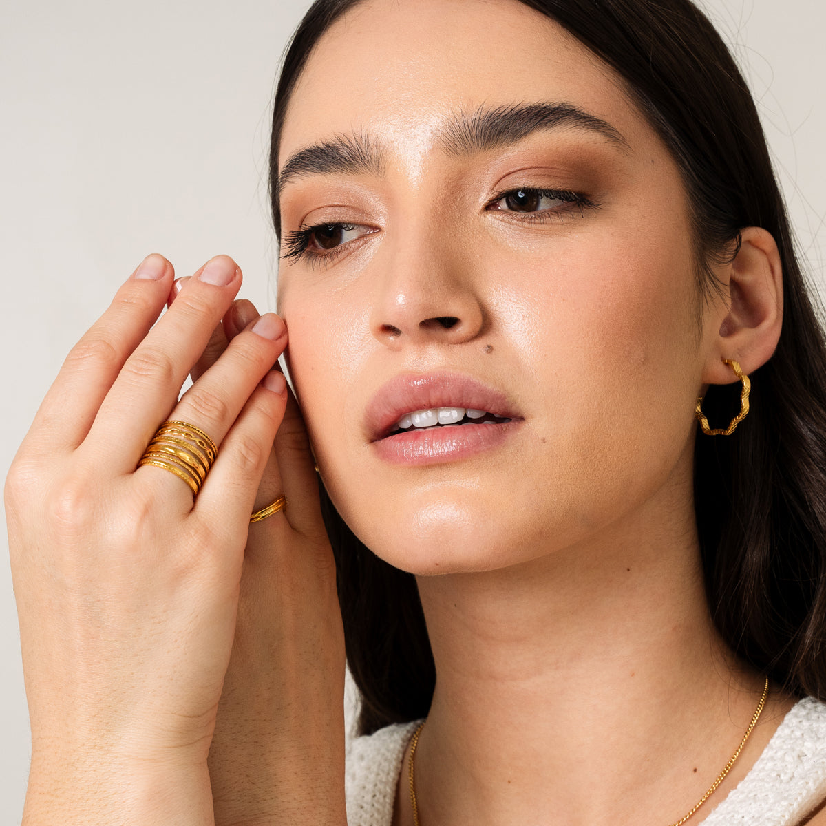 Asymmetrische Strukturierte Creolen Gold – moderner Lifestyle-Look