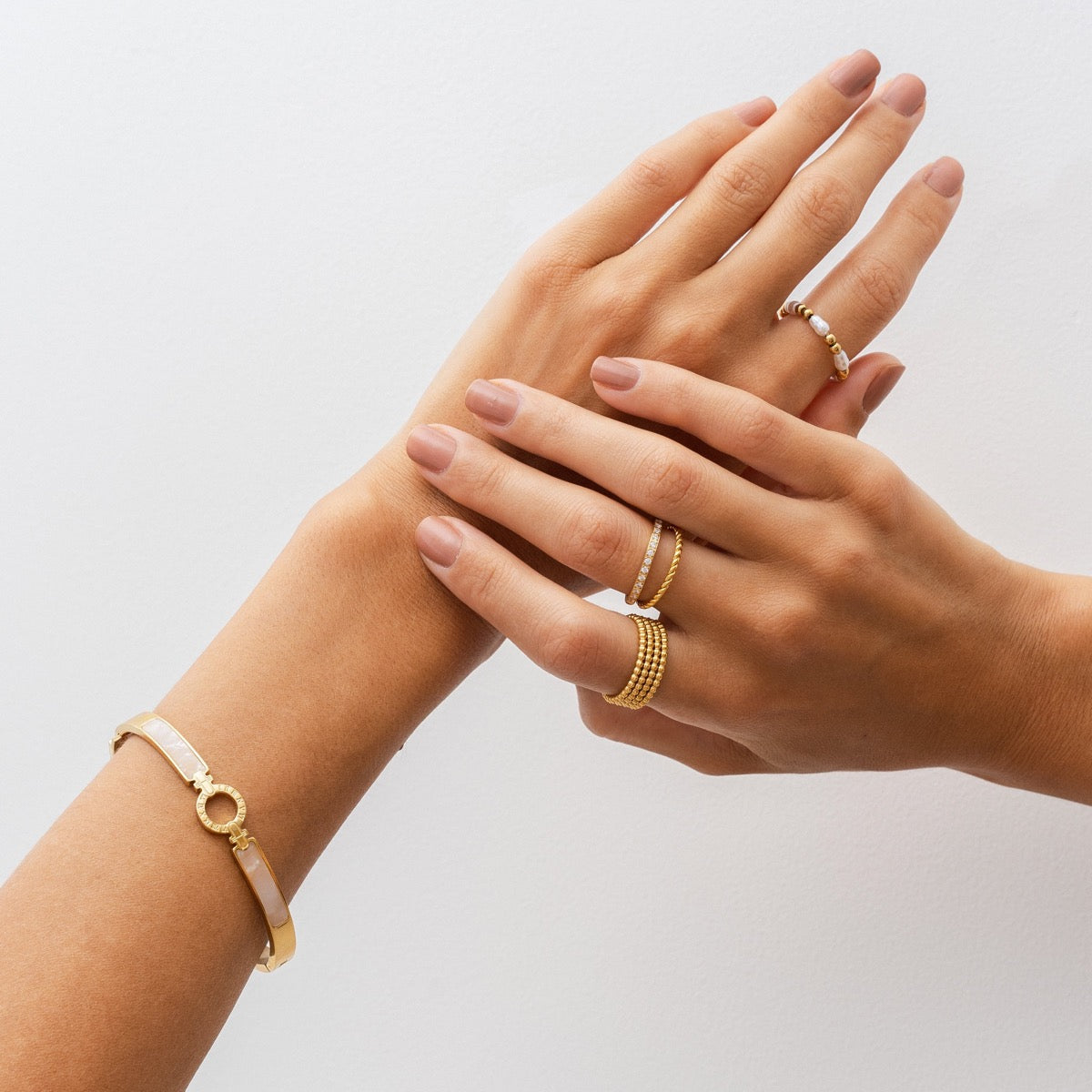 Detailaufnahme des Aura Armreifs Gold