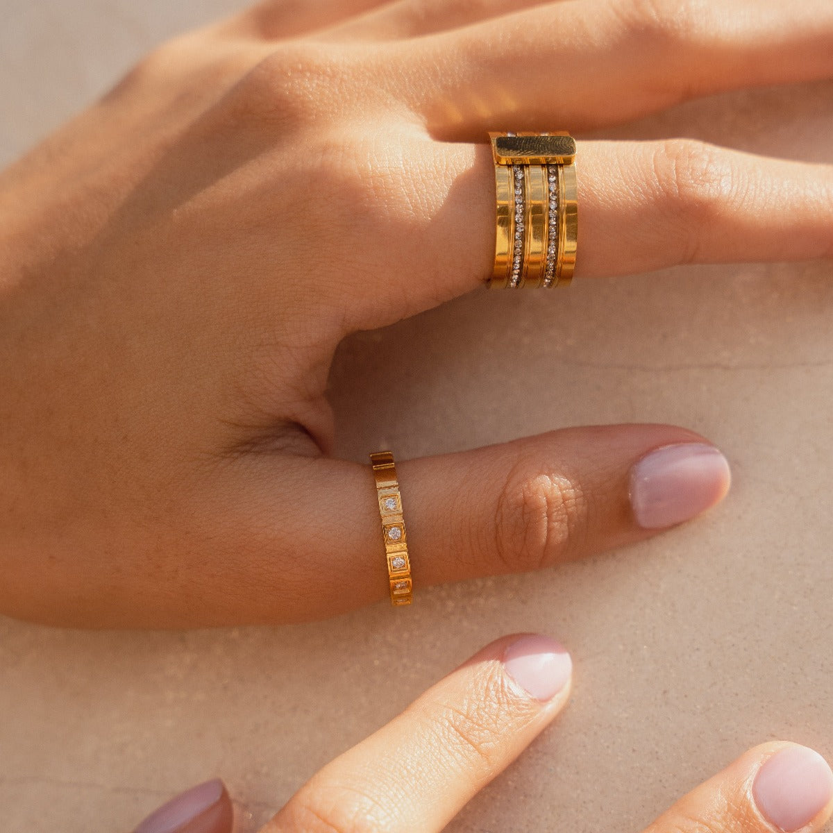 Seitliche Ansicht des Caviar Stack Rings Gold
