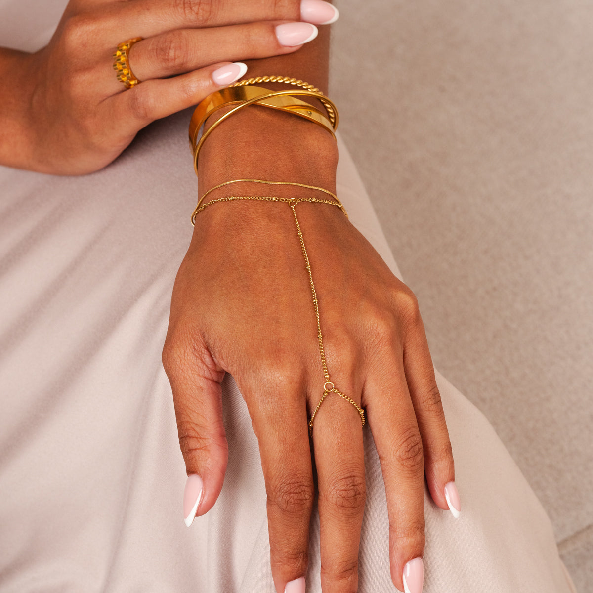 Detailaufnahme der Handkette mit Kugeldesign
