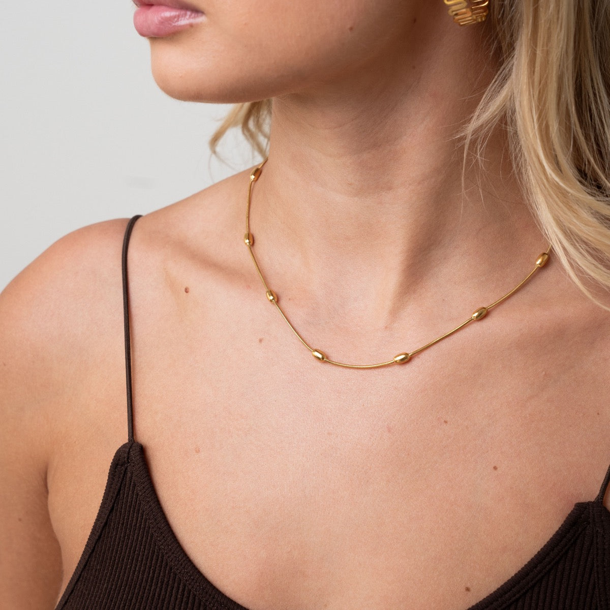 Seitliche Ansicht der Ball Pendant Rounded Snake Chain Halskette Gold