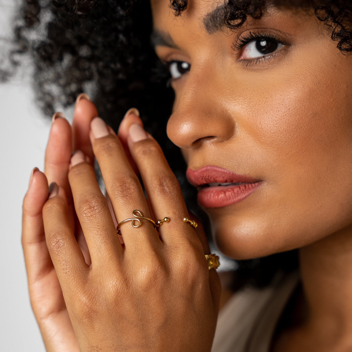 Detailaufnahme des Beaded Fidget Rings Gold