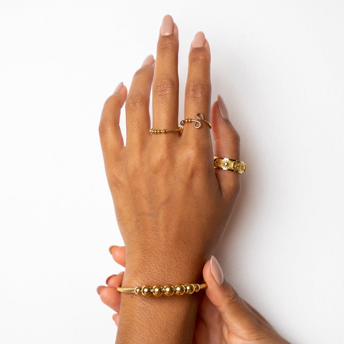 Beaded Fidget Ring Gold am Finger getragen