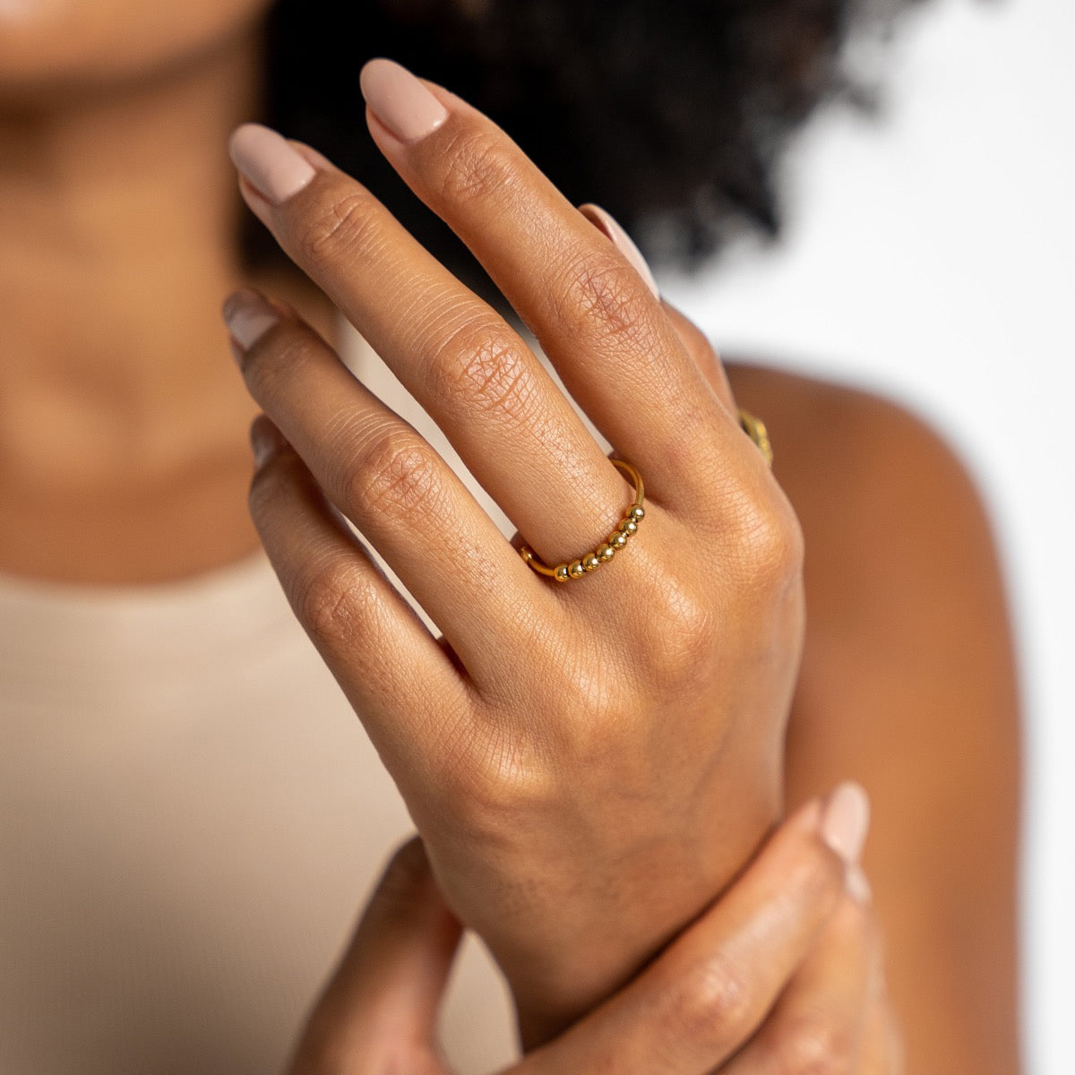 Seitliche Ansicht des Beaded Fidget Rings Gold