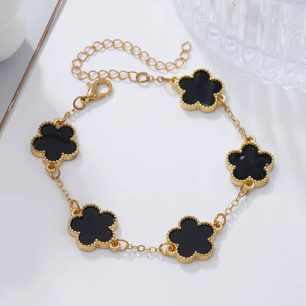 Close-up of the black flower clover bracelet – dainty and elegant – Loveness