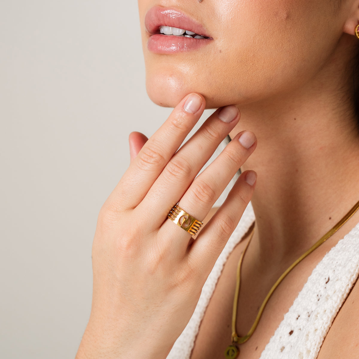 Detailaufnahme des Blitz Cut-Out Rings Gold