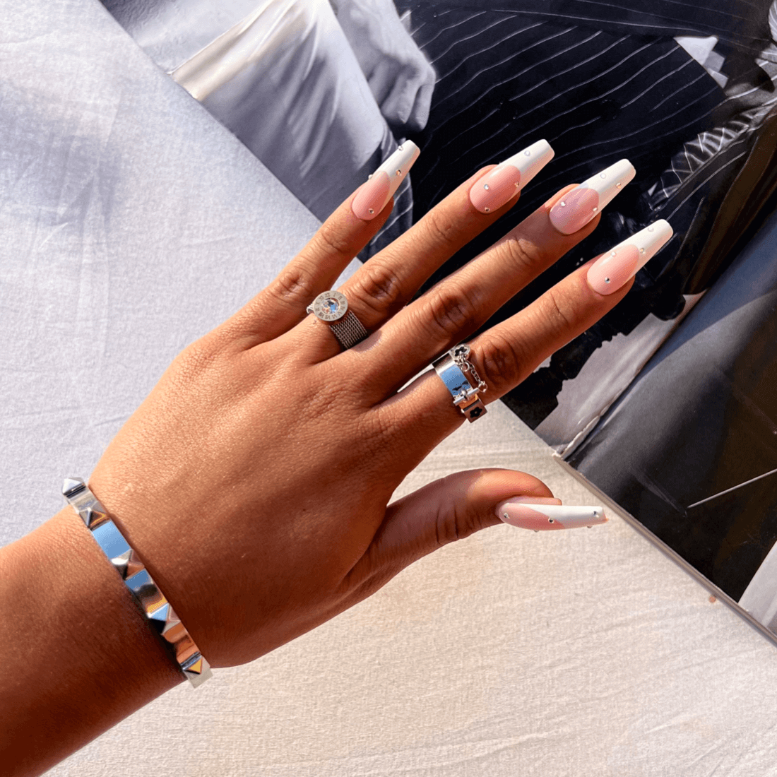Seitliche Ansicht des Blumen Charm Rings Silber
