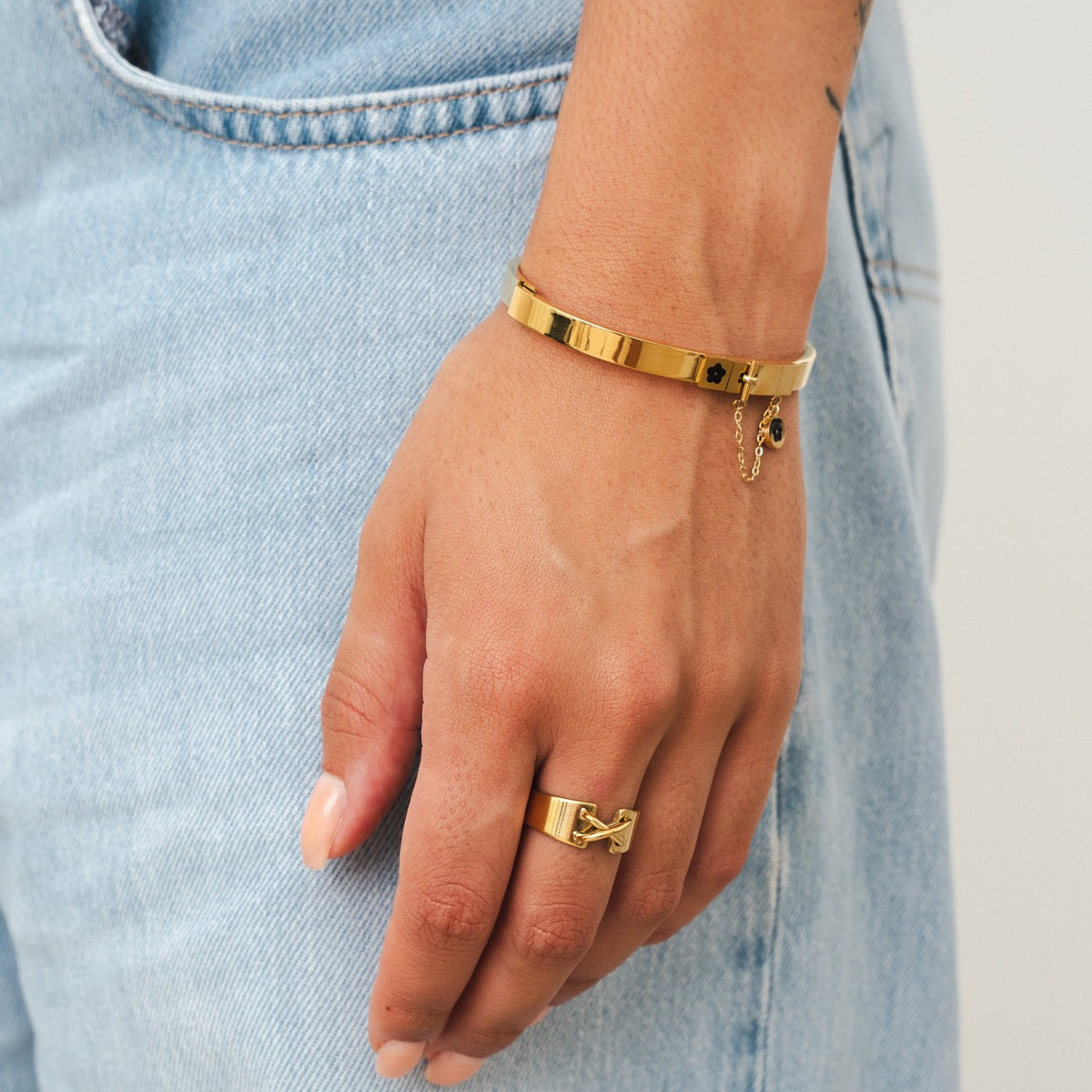 Detailaufnahme des Blumenschloss Armreifs Gold