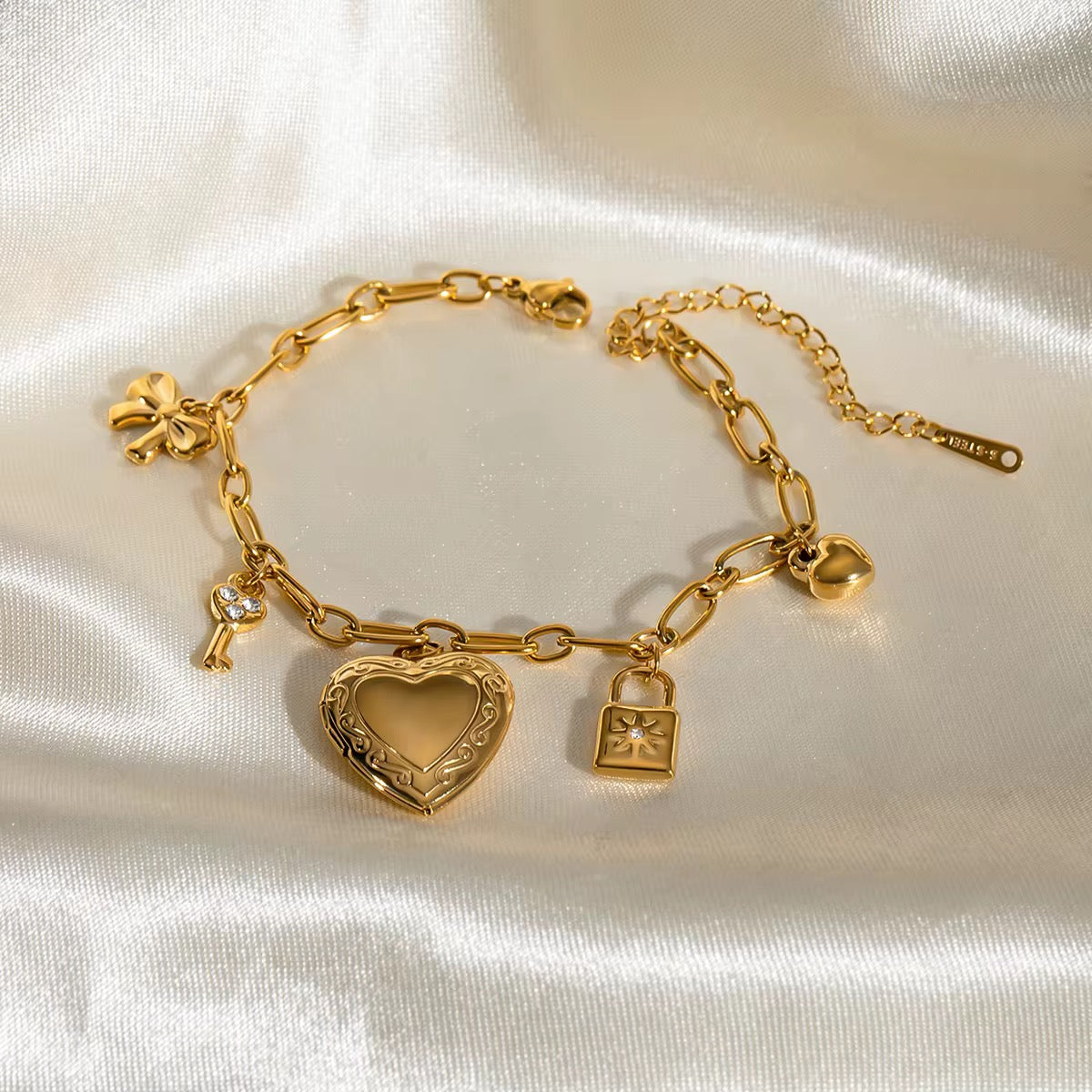 Charm bracelet with zircon details – gold finish
