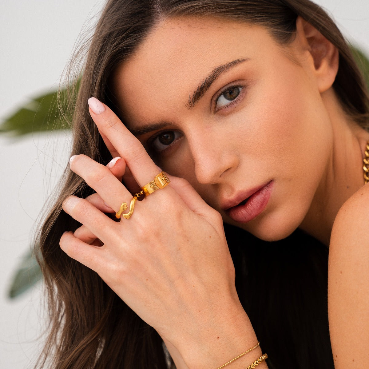 Seitliche Ansicht des Buckle Rings in Gold
