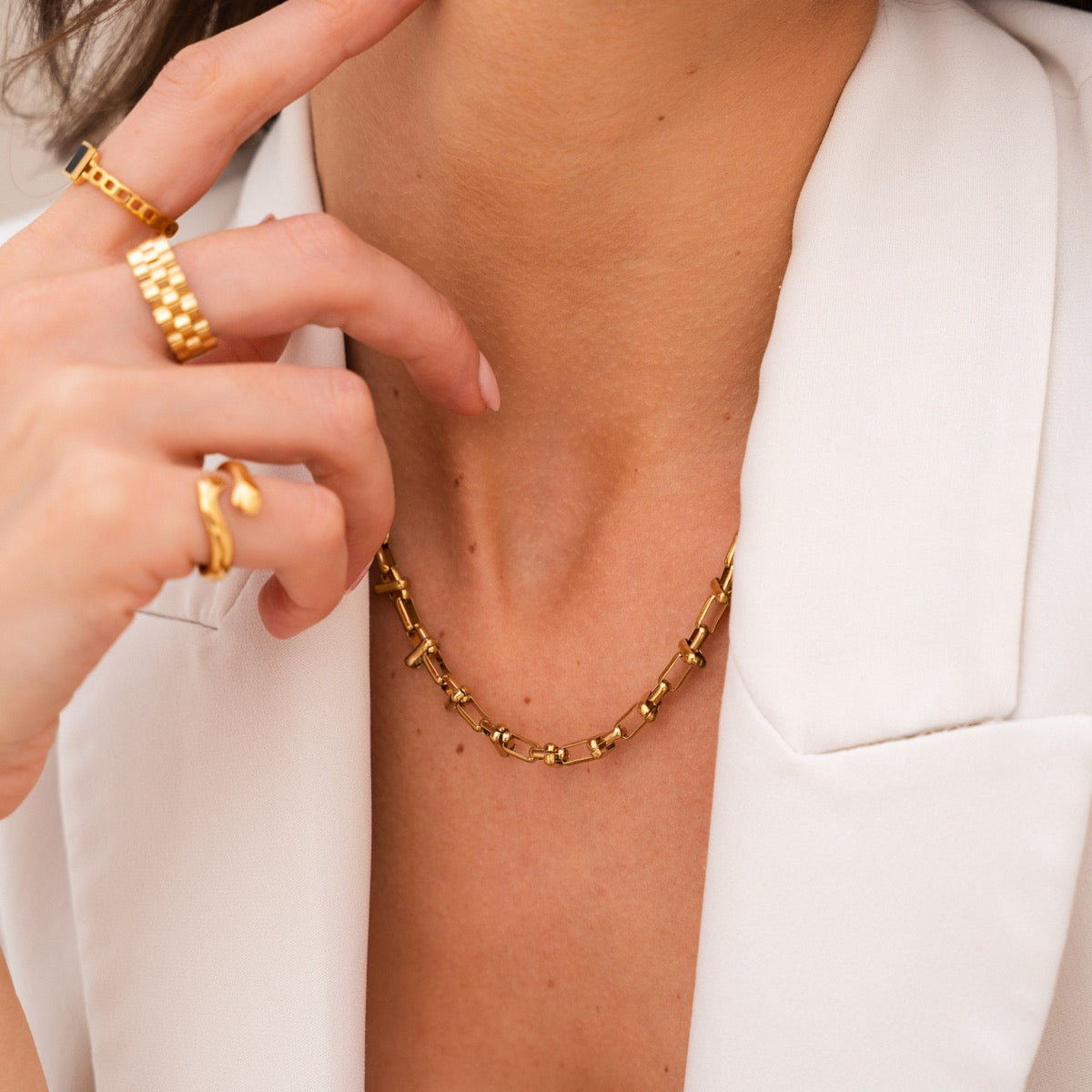 Cairo Choker Halskette Gold am Hals getragen