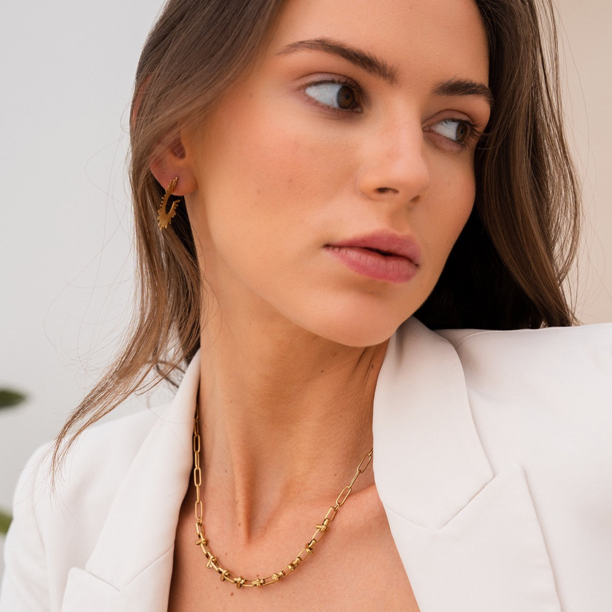 Seitliche Ansicht der Cairo Choker Halskette Gold