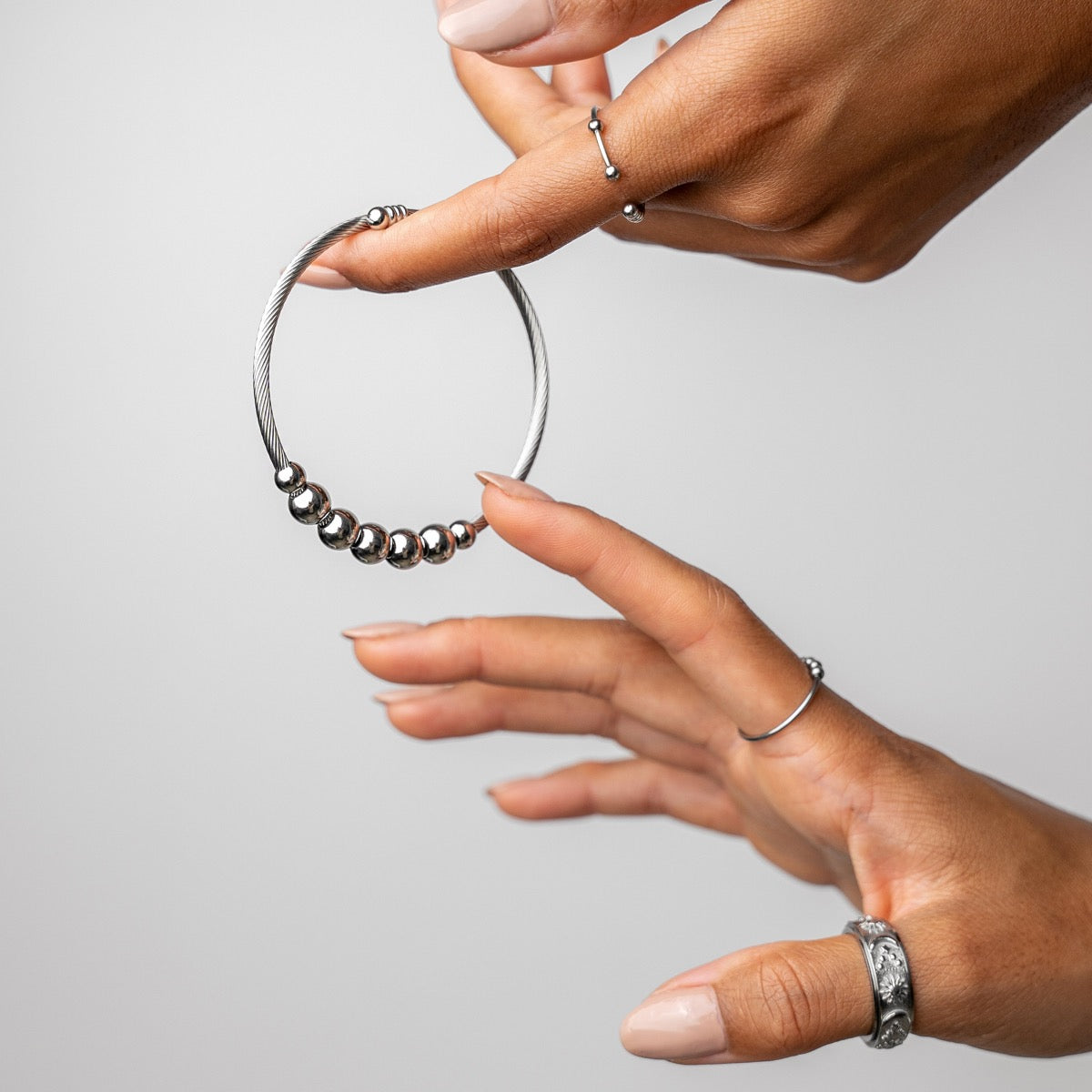 Detailaufnahme des Calma Fidget Armreifs Silber
