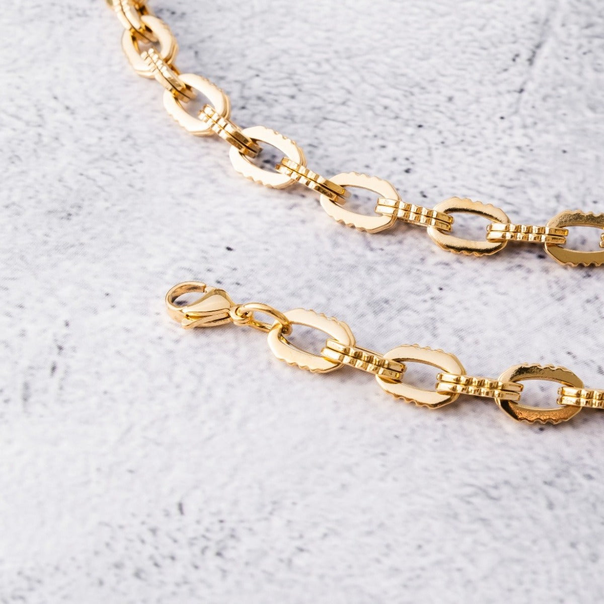 Detailaufnahme der Camden Chunky Link Halskette Gold