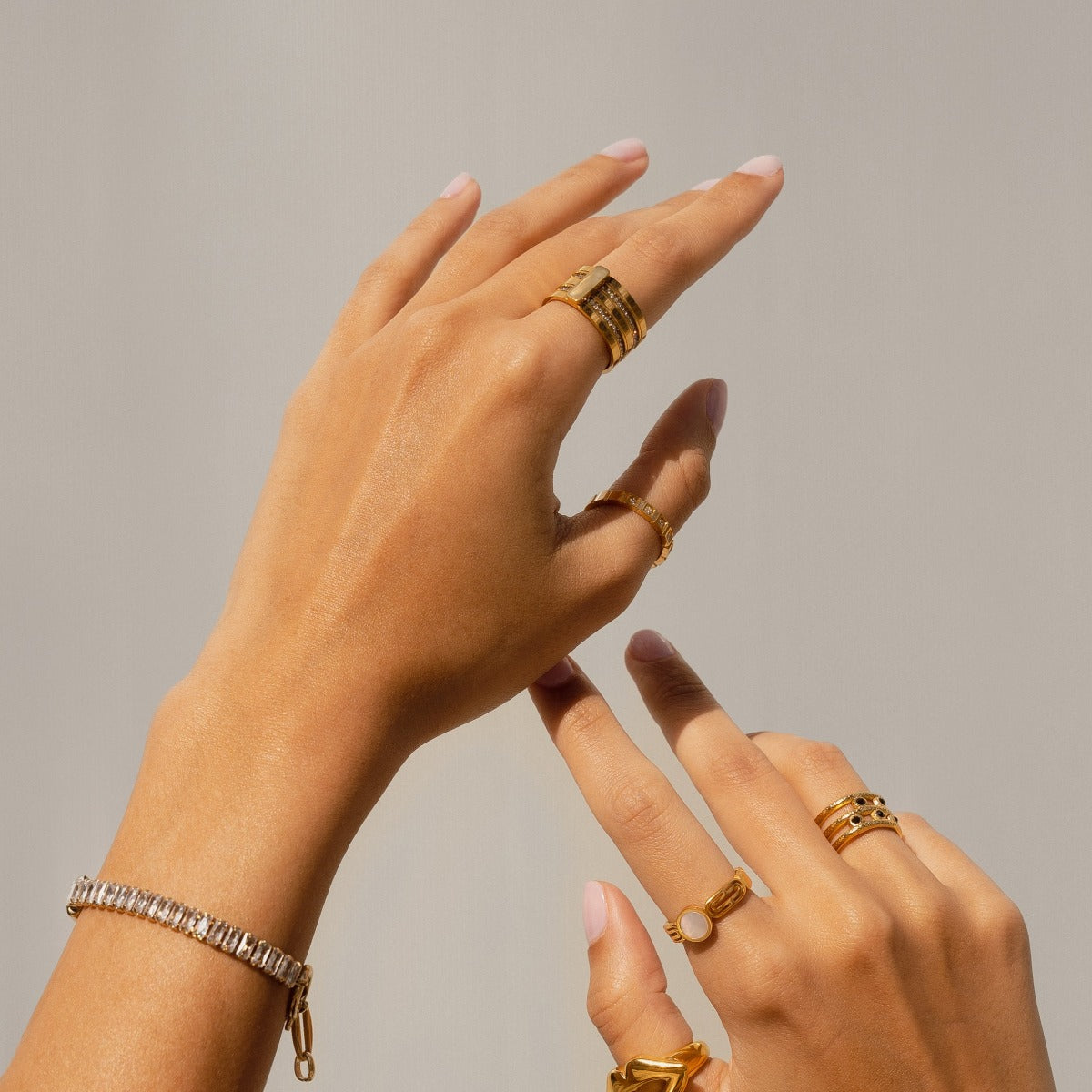 Detailaufnahme des Caviar Stack Rings in Gold