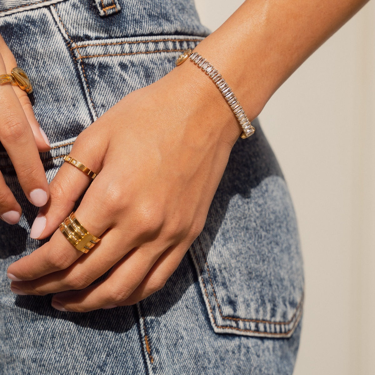 Caviar Stack Ring Gold an der Hand getragen