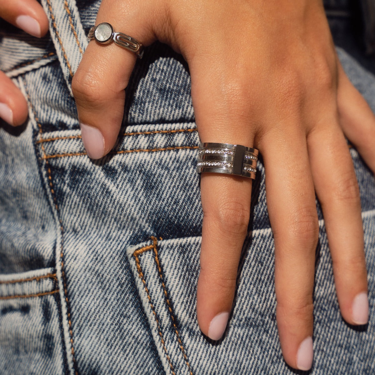 Detailaufnahme des Caviar Stapelrings Silber