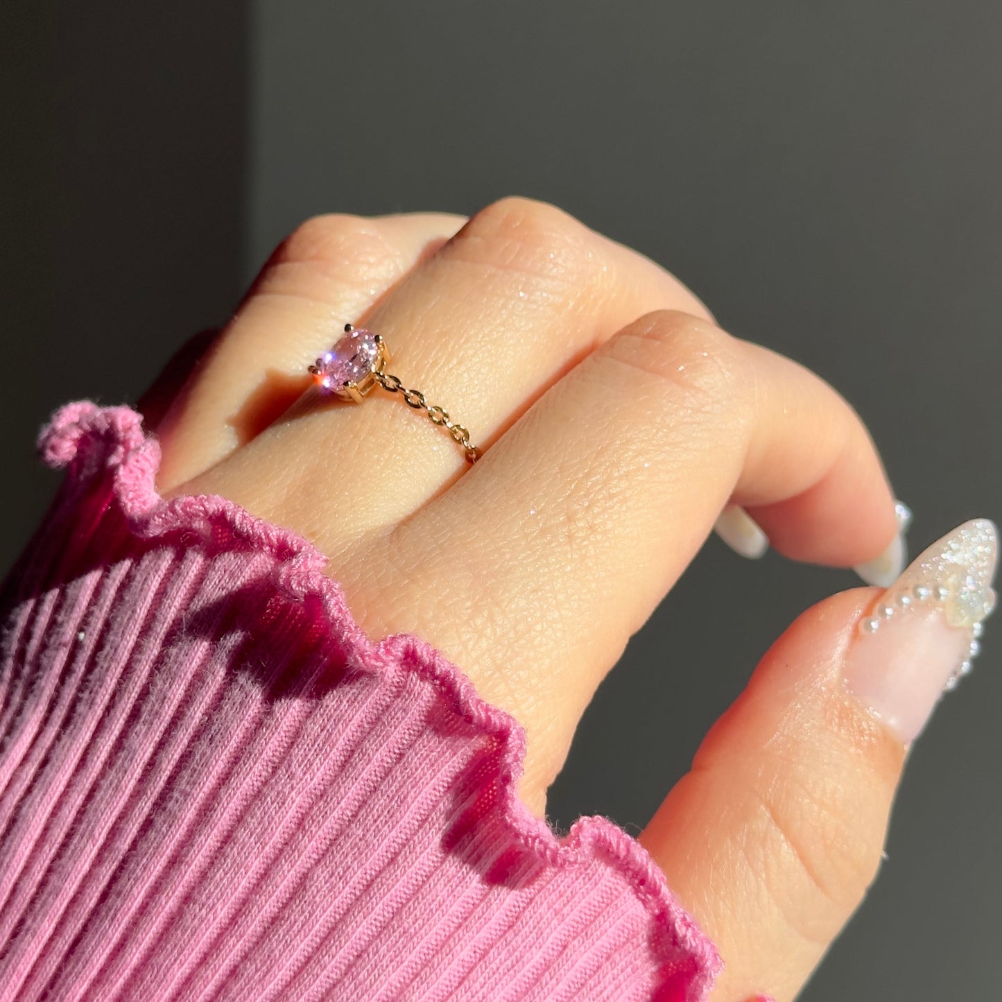 Chain ring with pink diamond gemstone detail
