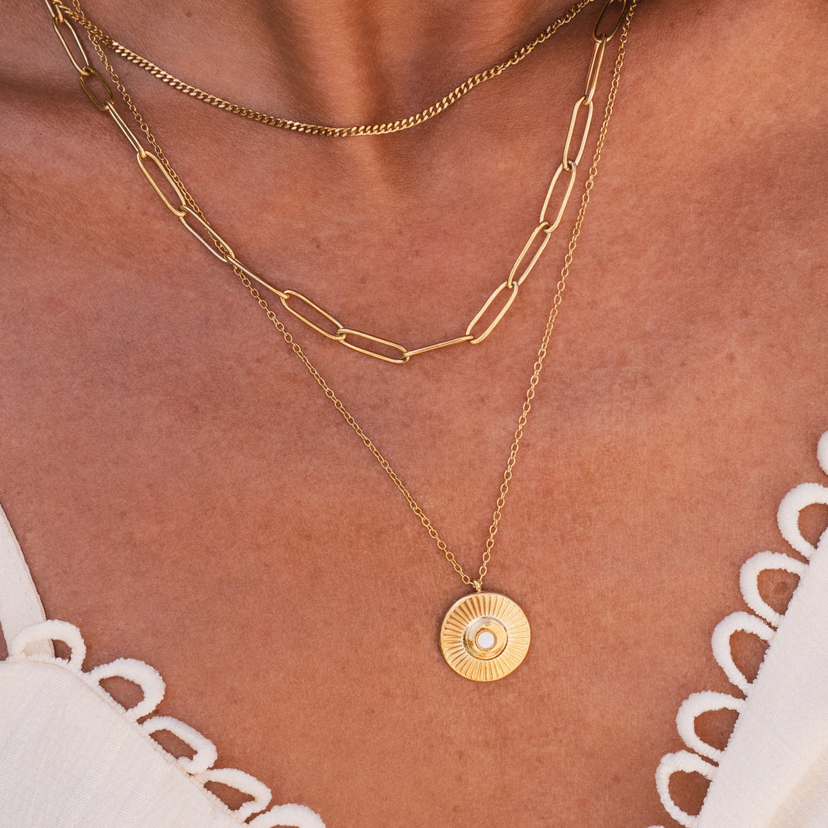 Cleopatra Triple Layered Halskette Gold am Hals getragen