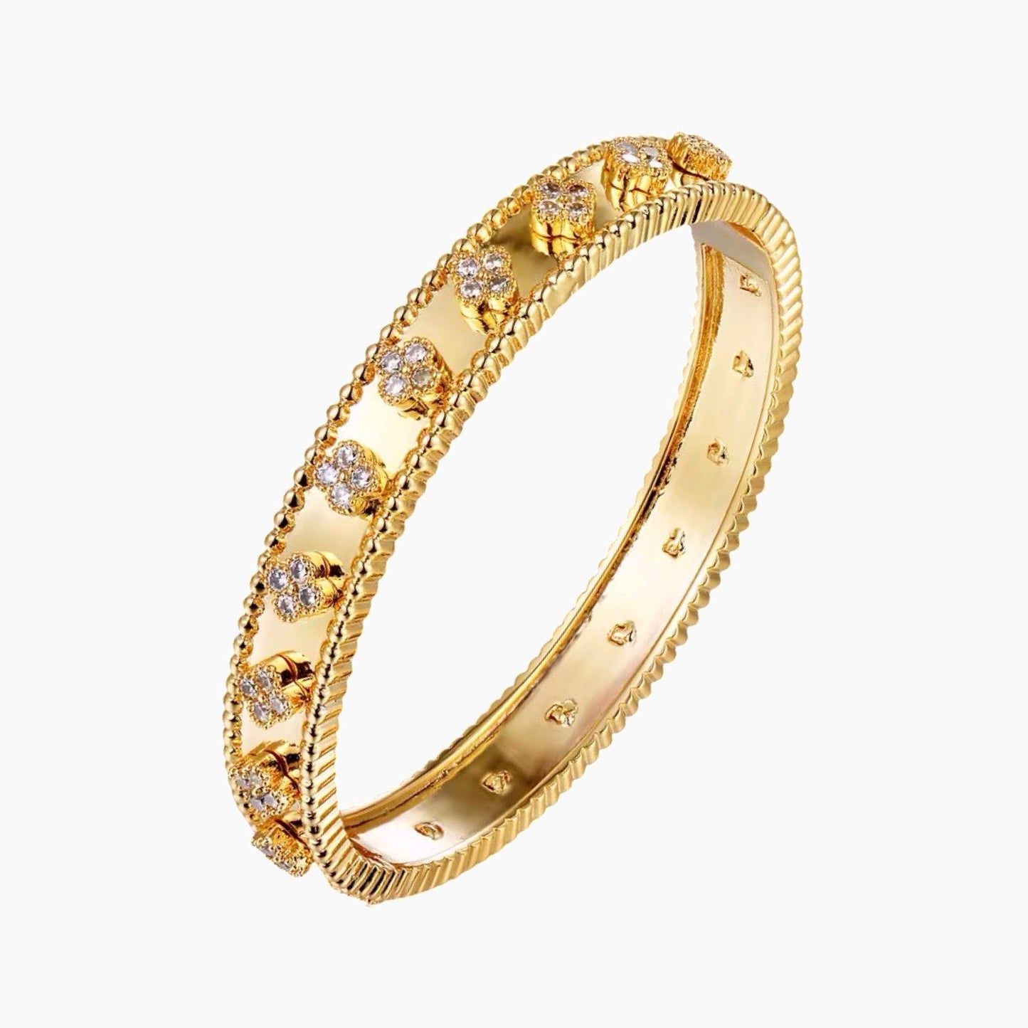 Clover 3D bangle bracelet in gold – front view