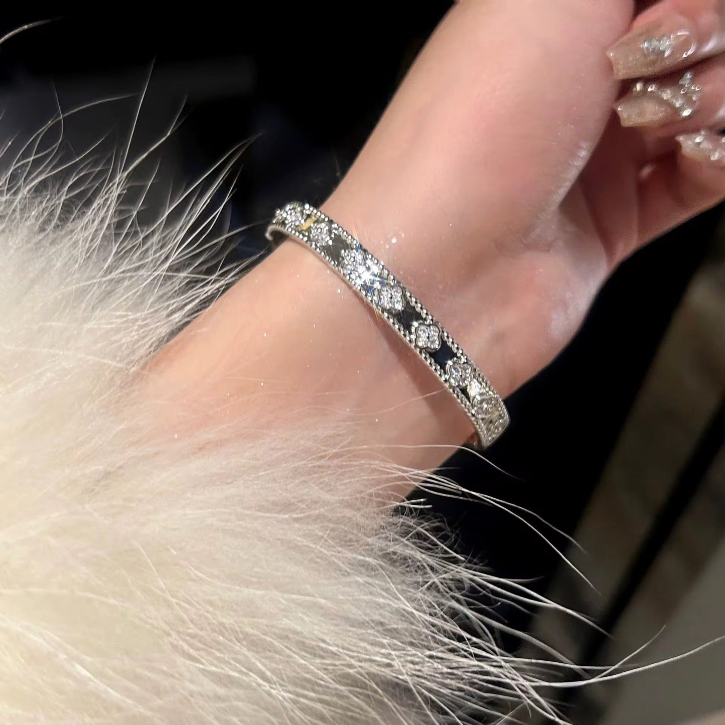 Clover 3D bracelet in elegant gift-ready packaging