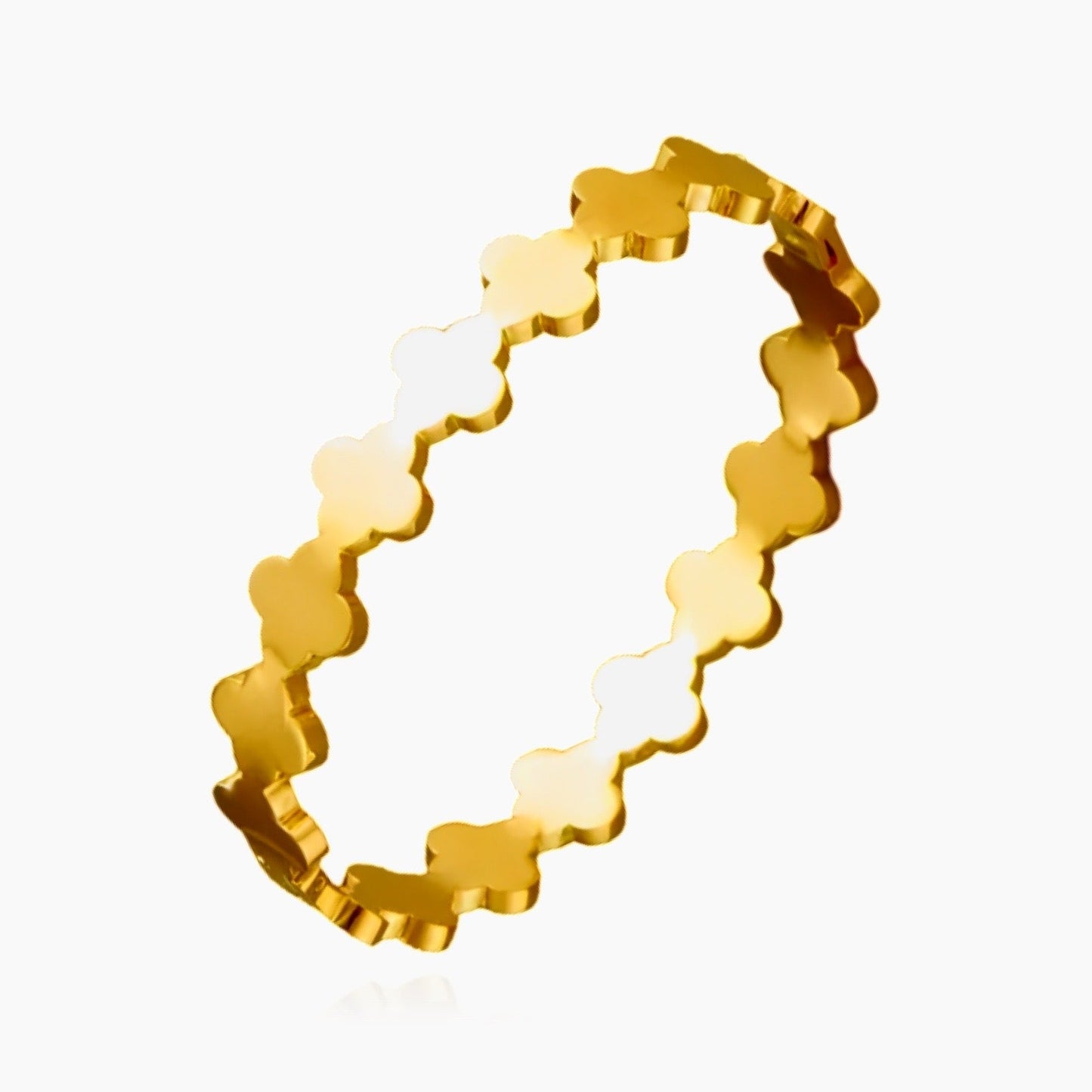 Clover bangle bracelet in gold – front view