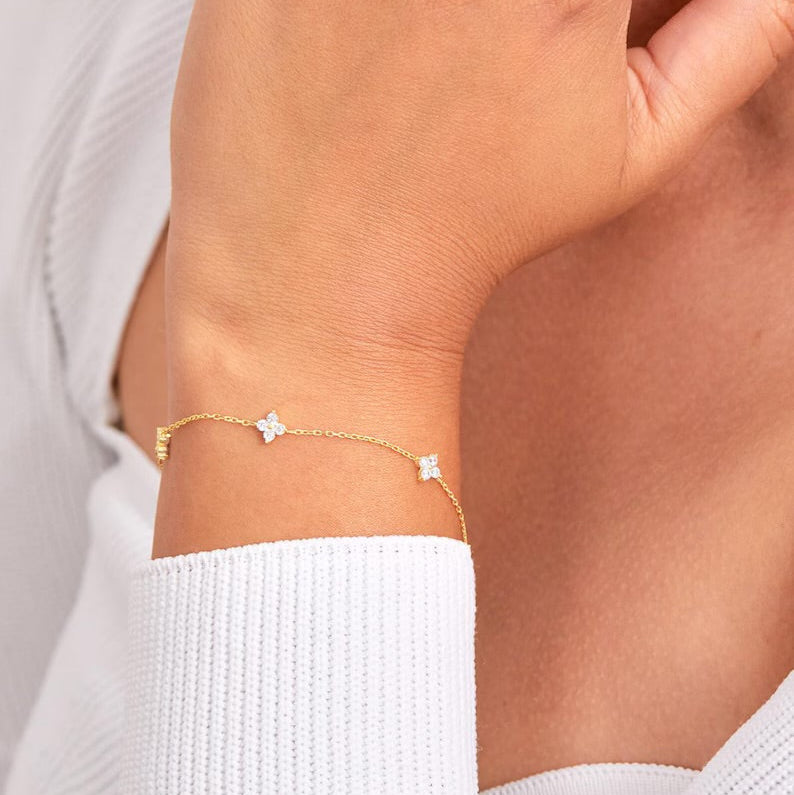 Clover charm bracelet in dainty minimalist style