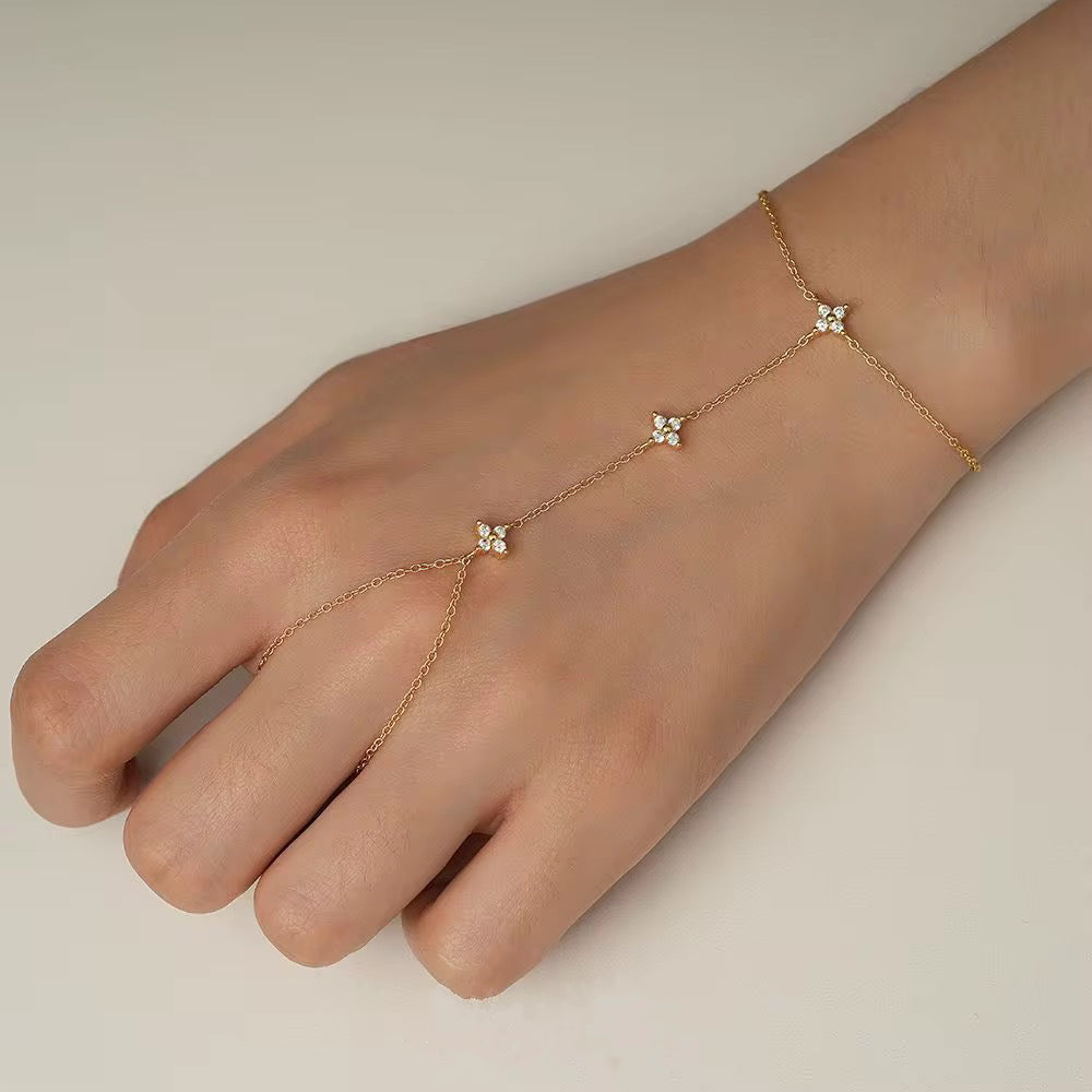 Clover hand chain bracelet in Loveness gift box