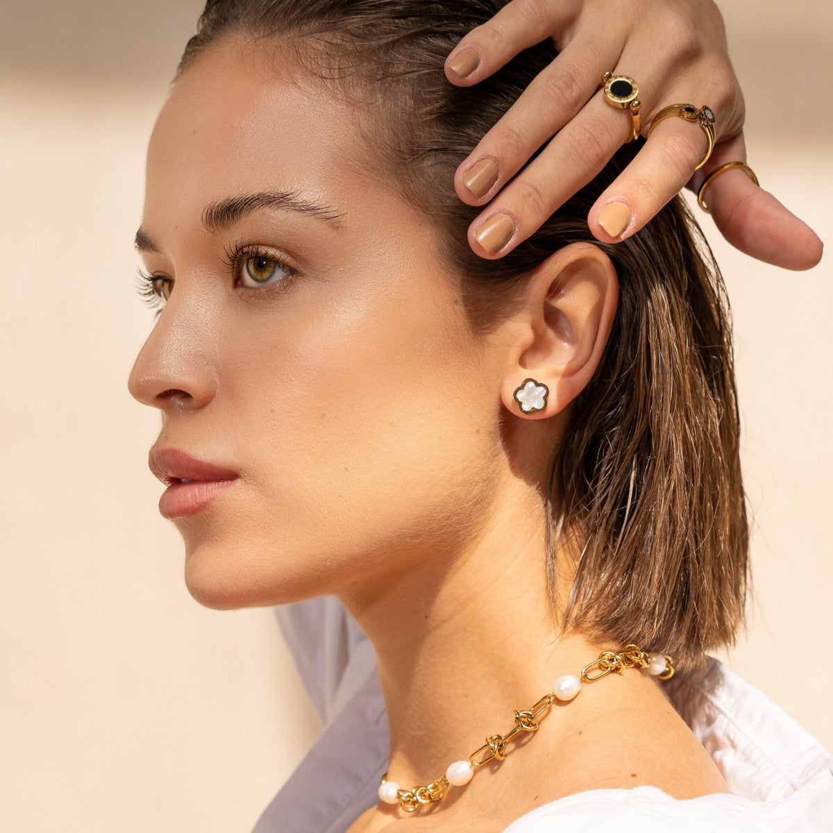 Clover Shell Ohrstecker Gold Weiß am Ohr getragen